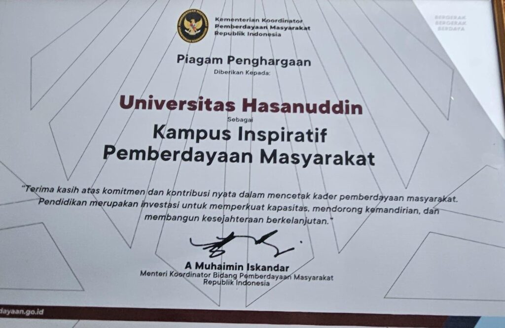 Piagam penghargaan Kampus Inspiratif untuk Universitas Hasanuddin
