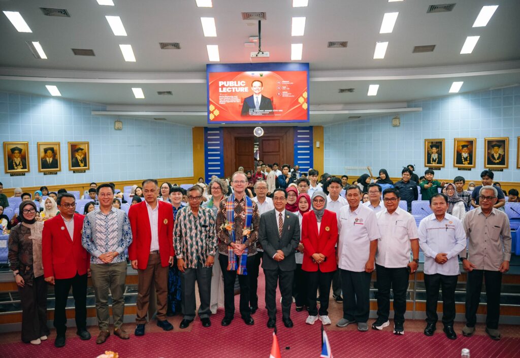 Foto bersama peserta kuliah umum di auditorium kampus
