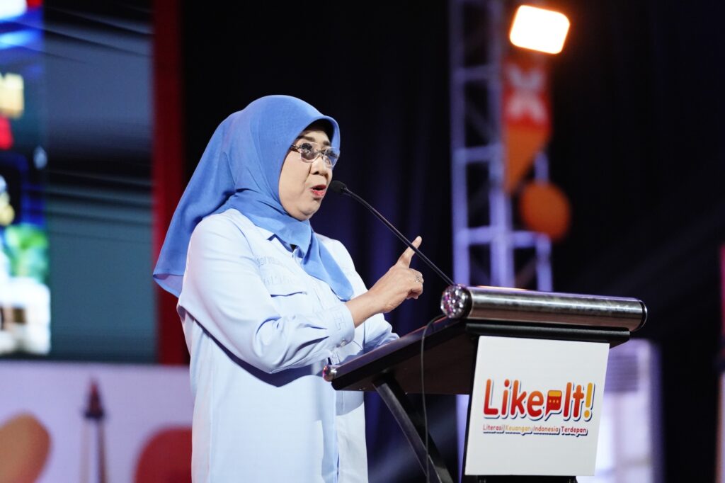 Perempuan berhijab berpidato di podium Like It