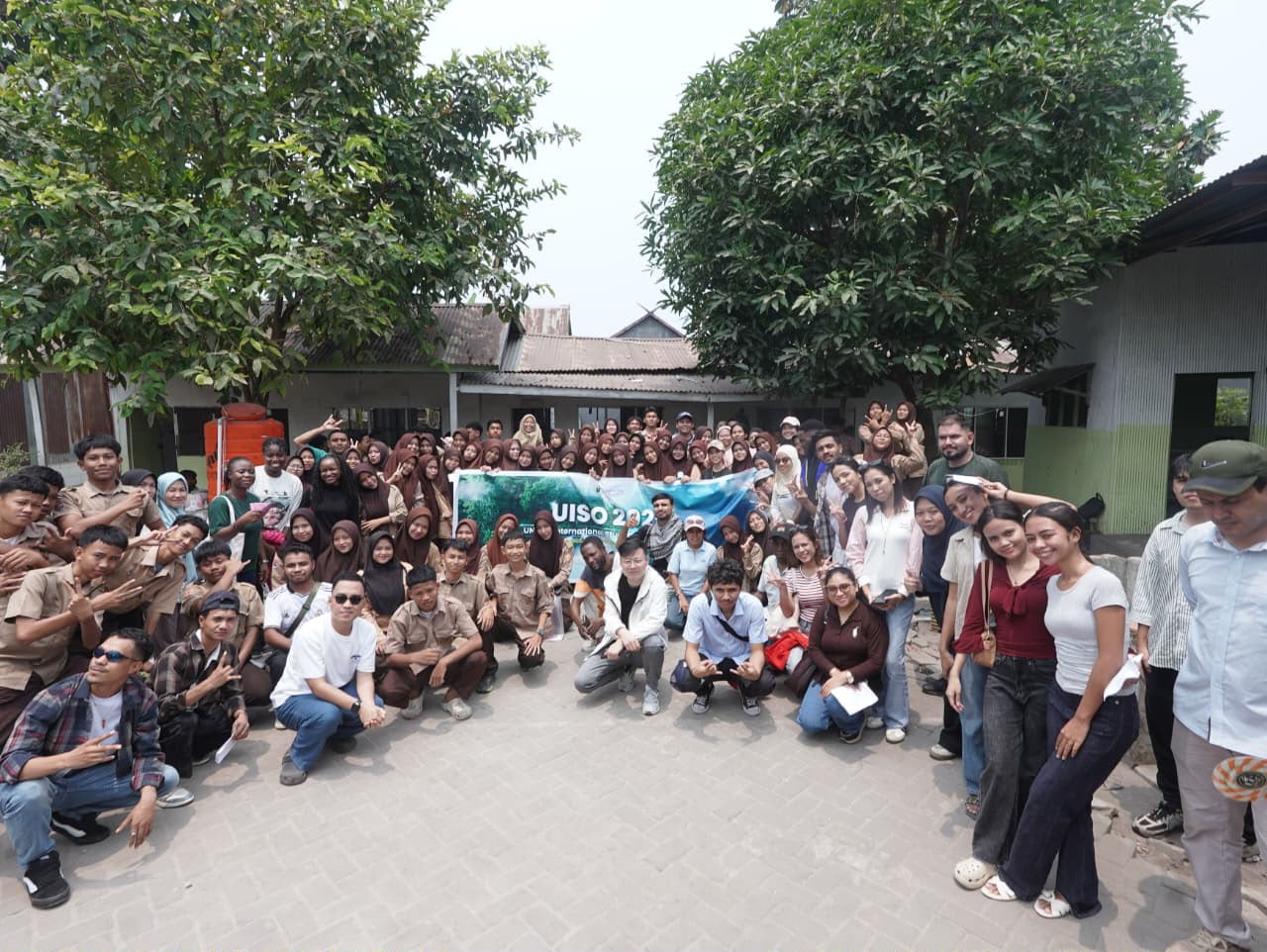 Foto bersama peserta UISO 2023 di halaman sekolah