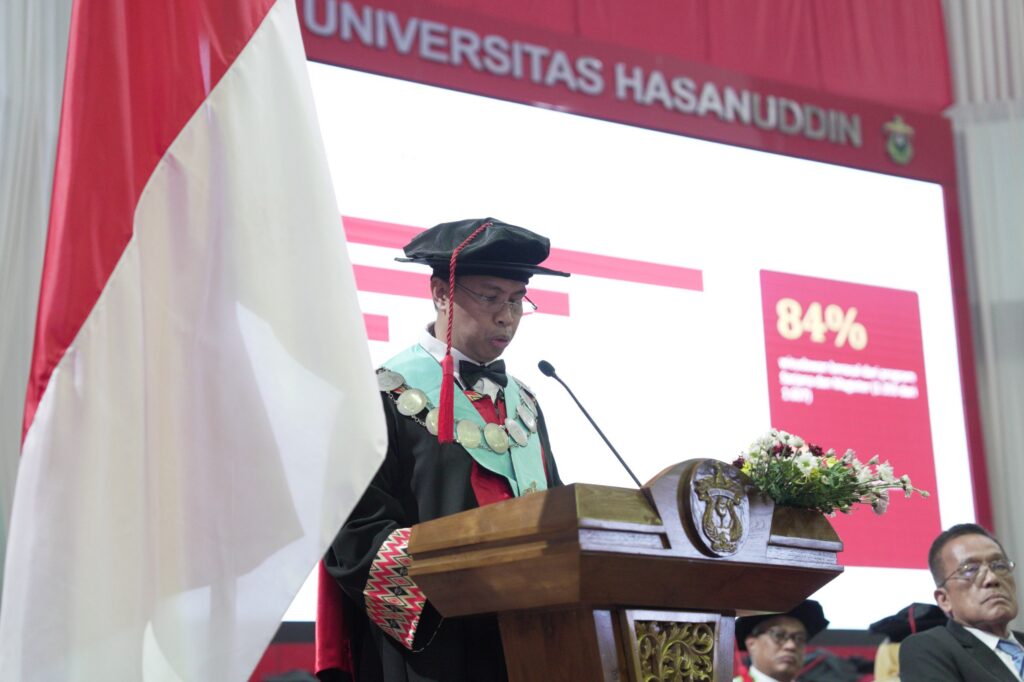 Rektor berpidato di podium Universitas Hasanuddin