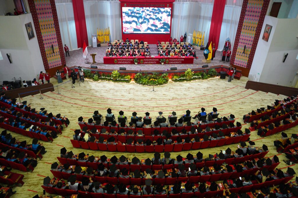 Wisuda Universitas Hasanuddin di aula penuh lulusan